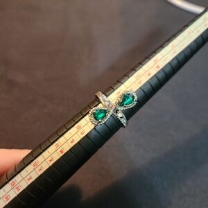 Vintage 8.5" Heavy Enamel Pear Shaped Emerald Color Ring